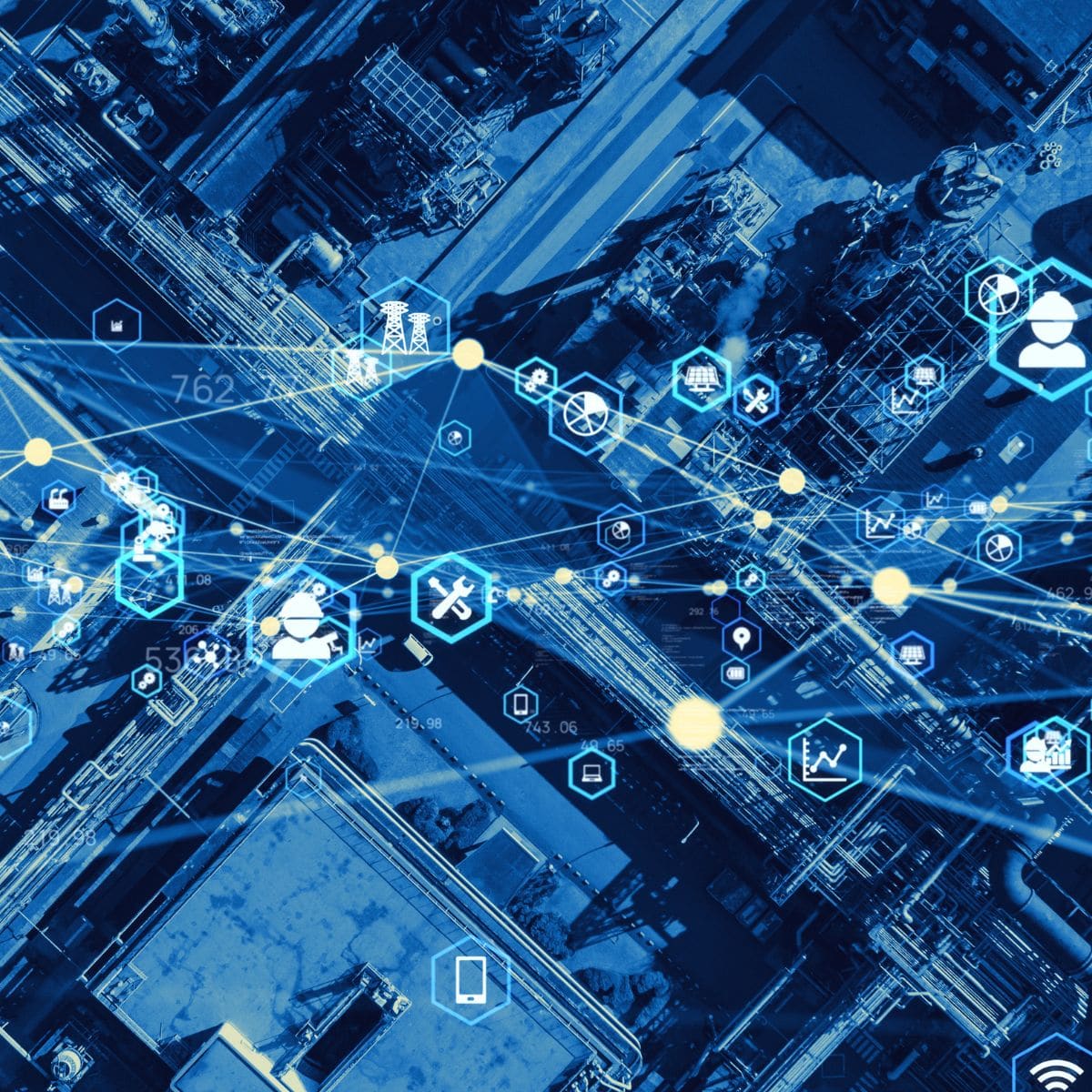Vista aérea de una planta industrial con una red de íconos conectados que representa su operación digital