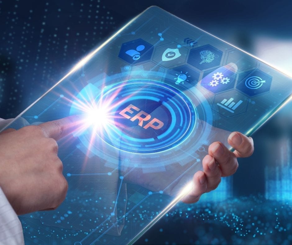 Mano toca la palabra ERP en una tableta transparente rodeada de íconos de procesos