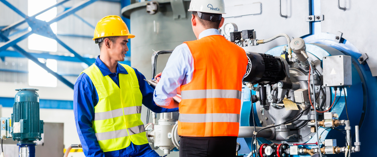 Consultores supervisando una gestión de activos industriales.