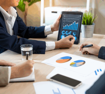 Personas estudiando un Análisis de Criticidad en su iPad