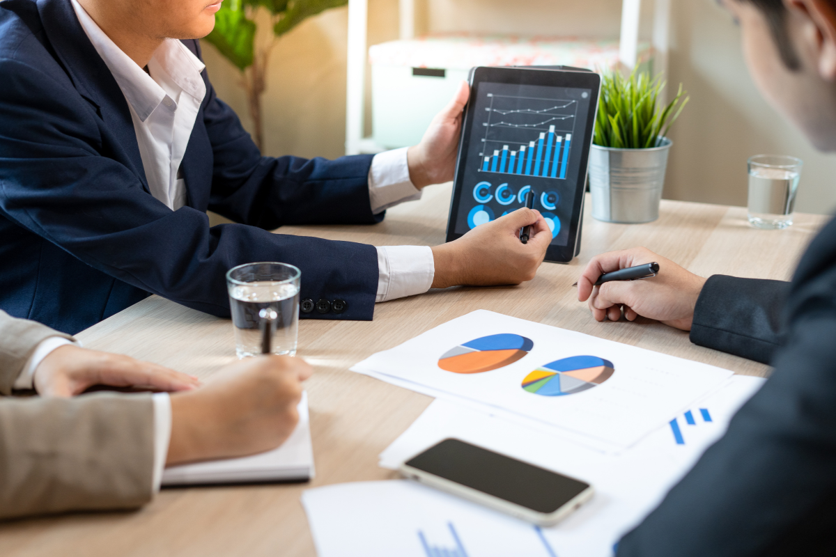 Personas estudiando un Análisis de Criticidad en su iPad