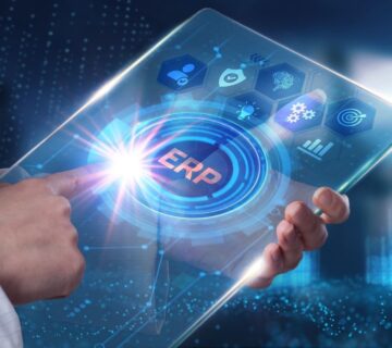 Persona sosteniendo un dispositivo y haciendo clic en el logo de "sistema ERP"