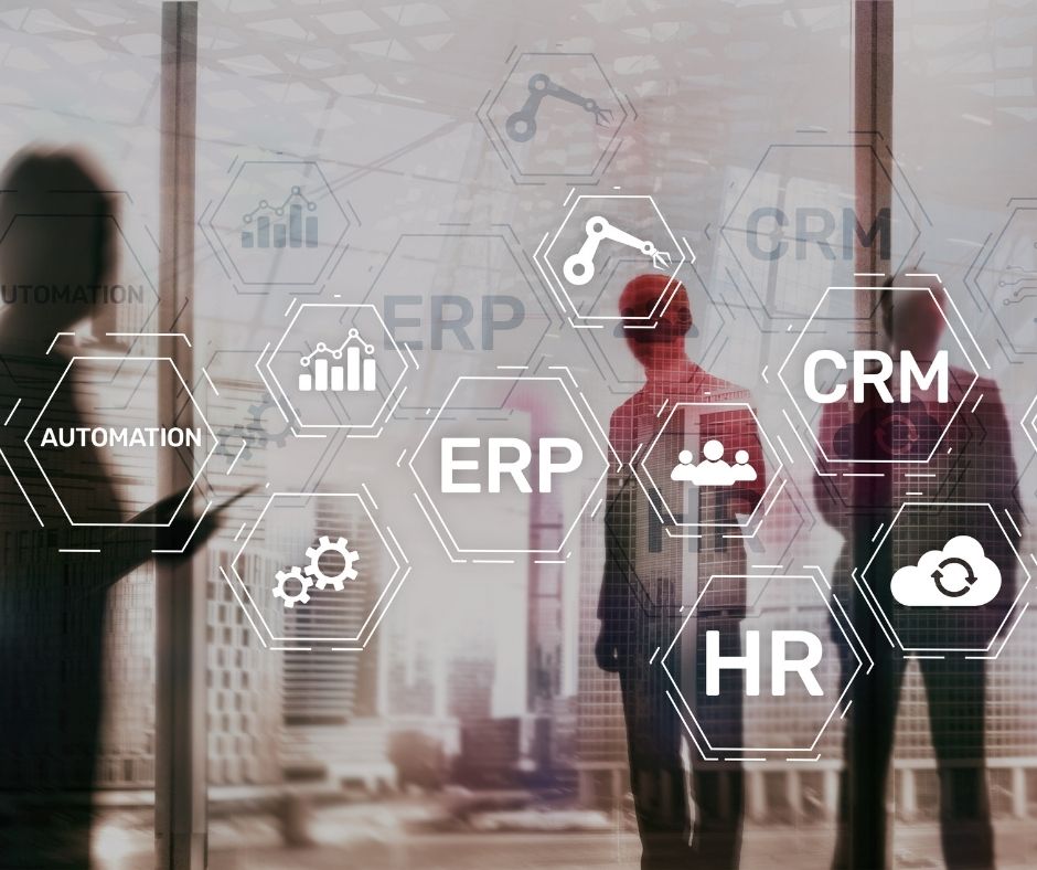 Personas viendo hacia una planta industrial, con logos de ERP, CRM, y HR superpuestos.