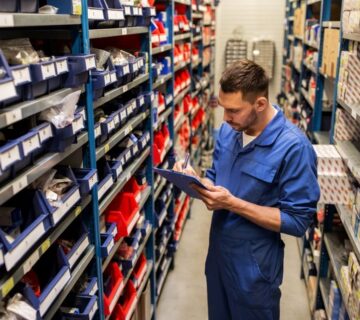 ingeniero realiza optimización de inventarios