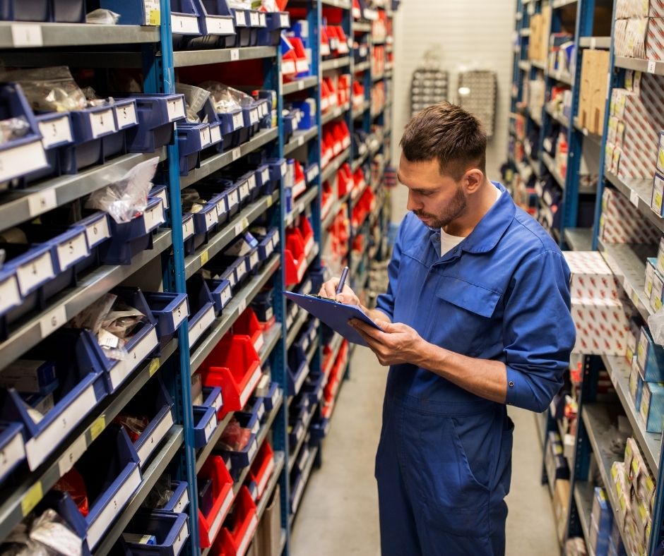 ingeniero realiza optimización de inventarios