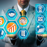 hombre que sostiene en sus manos, de manera digital, símbolos relacionados al Governance.