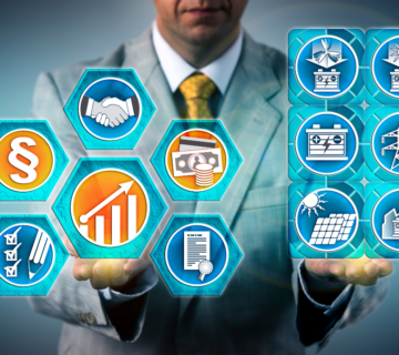 hombre que sostiene en sus manos, de manera digital, símbolos relacionados al Governance.