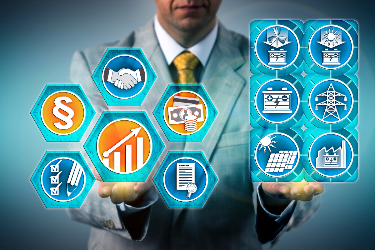 hombre que sostiene en sus manos, de manera digital, símbolos relacionados al Governance.