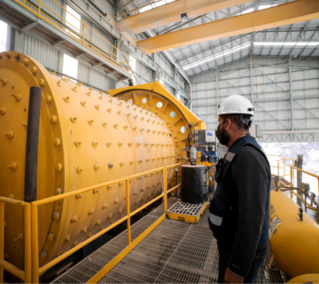 Hombre realizando gestión de componentes de reparables de Minería